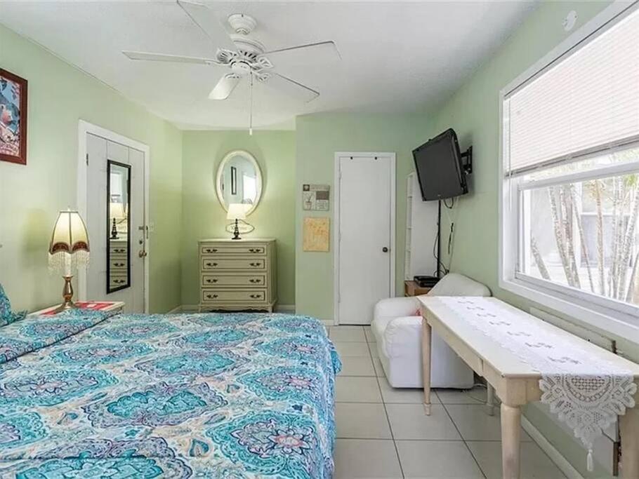 Charming Studio Unit Across From Lido Key Beach Sarasota megye Kültér fotó